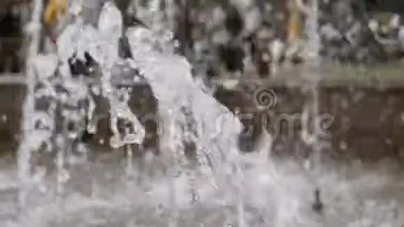城市喷泉在缓慢运动水滴和溅在空气中视频的预览图