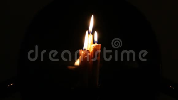 蜡烛在背景上燃烧黑色视频的预览图