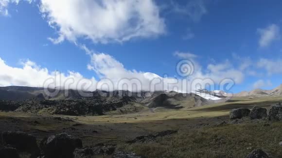 时间推移峡谷悬崖与移动的天空阴影和云北高加索俄罗斯视频的预览图