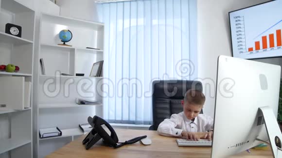 小男孩在办公室打电话视频的预览图