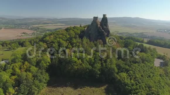 国家公园捷克乐园哥特式城堡特罗斯基的废墟捷克共和国中世纪纪念碑的鸟瞰图视频的预览图