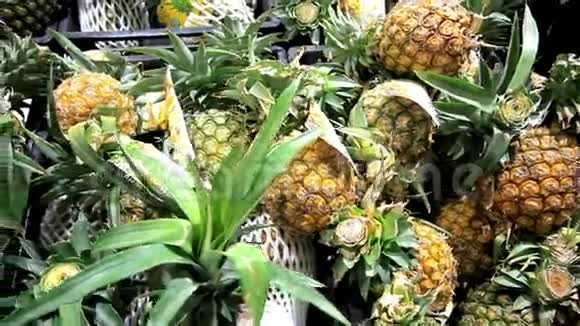 市场上的亚洲水果菠萝视频的预览图