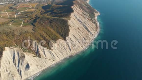 带悬崖和海浪的岩石海岸鸟瞰图视频的预览图