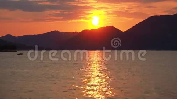 意大利布雷西亚伊索伊索湖上令人惊叹的温暖日落视频的预览图