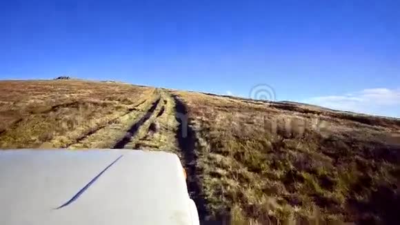 越野驾驶穿越高山高原视频的预览图