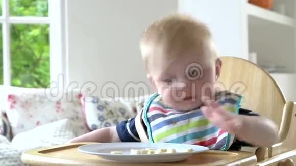 在高椅上吃饭的男婴视频的预览图