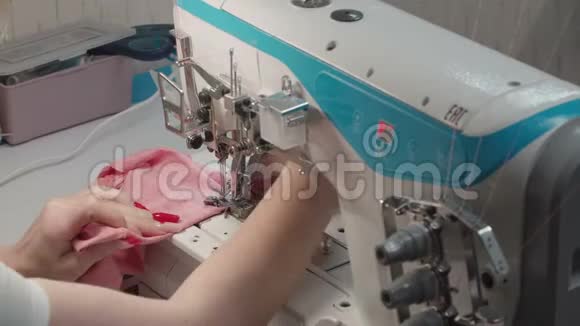 阿泰利耶机器上的女性缝纫订单视频视频的预览图