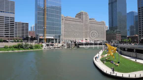 天气晴朗的芝加哥河视频的预览图