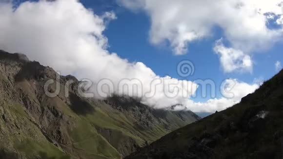 时间推移峡谷悬崖与移动的天空阴影和云北高加索俄罗斯视频的预览图