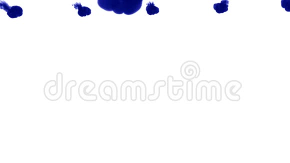 大量的孤立的蓝色墨水注入蓝色在水中扭曲在缓慢的运动中拍摄使用inky背景视频的预览图