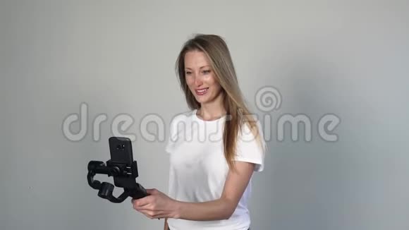 Fasion博主用她的数码相机制作视频博客vlog视频的预览图
