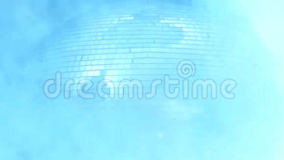 烟雾中的镜面迪斯科球视频的预览图