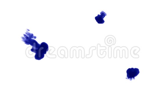 大量的孤立的蓝色墨水注入蓝色的卷发在水中以缓慢的动作拍摄使用inky背景视频的预览图