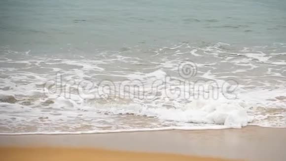 海浪在沙滩上视频的预览图