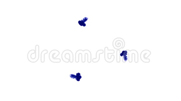 头顶拍摄的孤立的蓝色墨水在白色上形成一个圆圈蓝色染料混合在水中并在缓慢的运动中移动使用视频的预览图