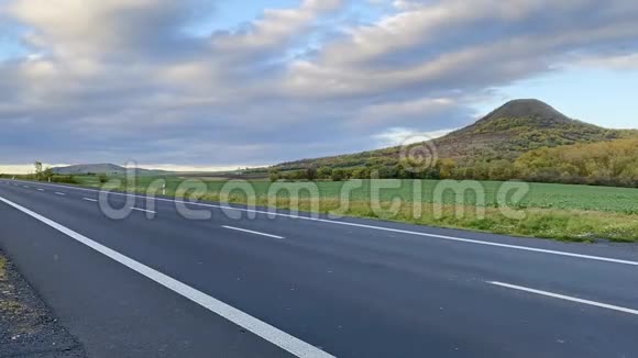 在捷克共和国波希米亚中部高地的公路上视频的预览图