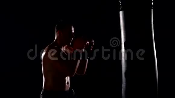 拳击运动员在拳击比赛中用重袋子视频的预览图