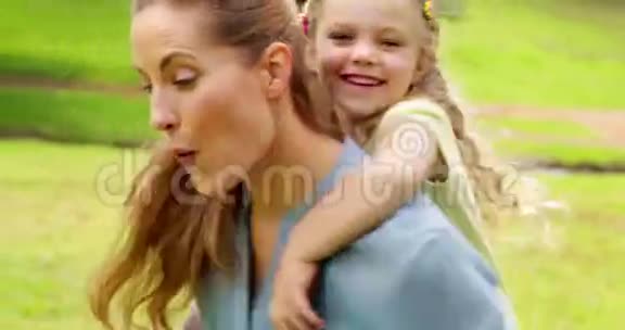快乐的母亲送女儿回去视频的预览图