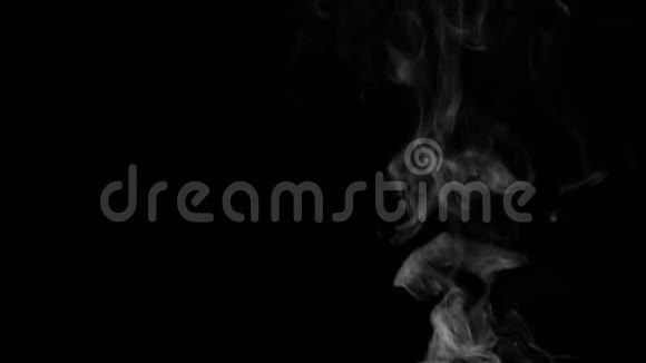 黑色背景上的烟雾纹理慢动作视频的预览图