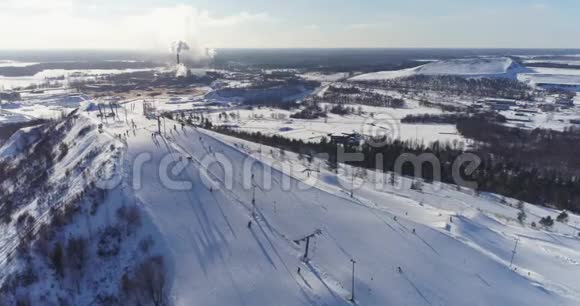 爱沙尼亚KiviAli滑雪场的鸟瞰图令人惊叹的冬季景观视频的预览图