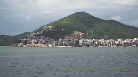 黑山布德瓦从海中俯瞰城市和布德瓦海滩视频的预览图