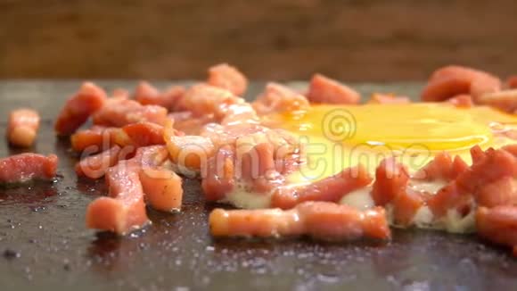 烤架上煎蛋肉末视频的预览图