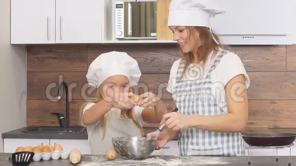 美丽快乐的母女在厨房一起烘焙视频的预览图