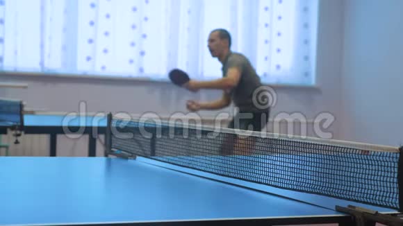 乒乓球反手概念生活方式焦点模糊的人打乒乓球运动活跃视频的预览图