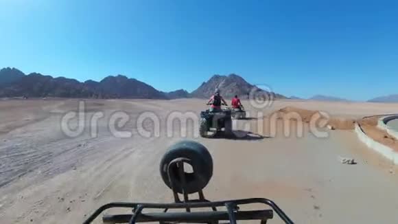 在埃及沙漠里骑着一只四边形第一人称观点骑着ATV自行车视频的预览图