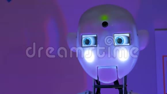 有趣的人形机器人说话和移动头视频的预览图