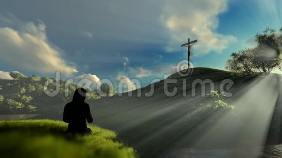 女人在耶稣的十字架上祈祷在美丽的阳光下祈祷视频的预览图