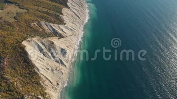 带悬崖和海浪的岩石海岸鸟瞰图视频的预览图
