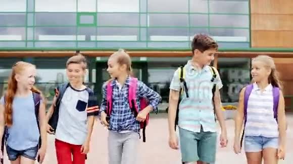 一群快乐的小学生散步视频的预览图
