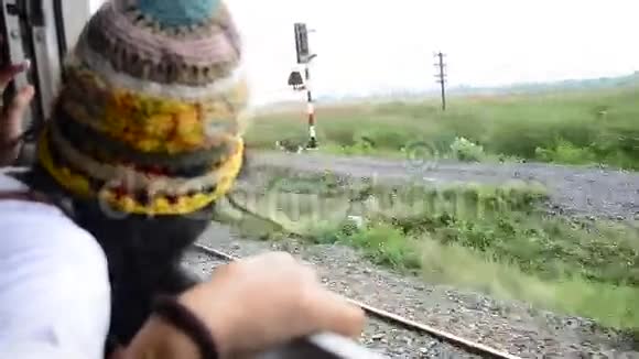 泰国铁路列车上的泰国女旅客视频的预览图