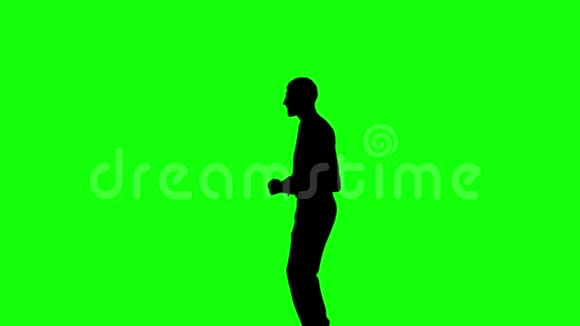 戴着领带在绿色屏幕上跳跃的人剪影视频的预览图