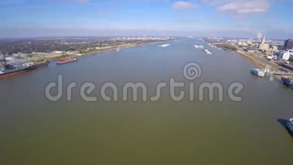 密西西比大桥空中无人机视频视频的预览图