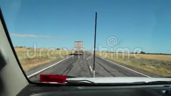 一辆卡车在路上被击中视频的预览图