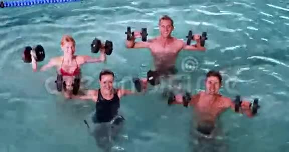 适合人们在游泳池里用泡沫哑铃做水上有氧运动课视频的预览图