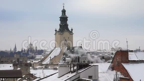 雪烟屋顶冬天视频的预览图