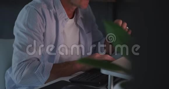 男人晚上在家用电脑视频的预览图