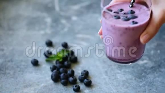 玻璃杯里的蓝莓冰沙视频的预览图