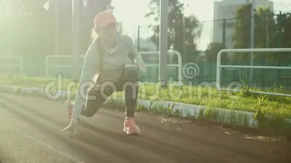 女运动员在4k跑道的起点等候视频的预览图