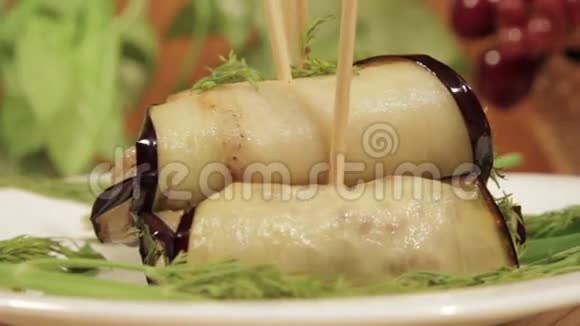 带有肉馅的茄子卷东方美食的成品菜视频的预览图