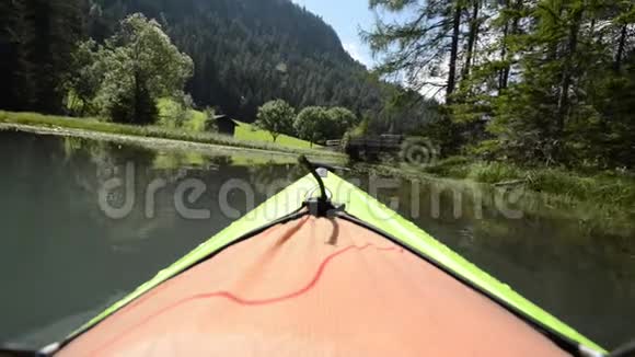 在风景优美的湖上度假皮艇旅行视频的预览图