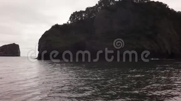 Kamchatka半岛东南海岸被太平洋海域的海水冲刷着视频的预览图
