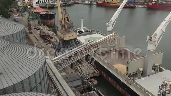 港口筒仓码头散货船干散货船开仓装载粮食全景图视频的预览图