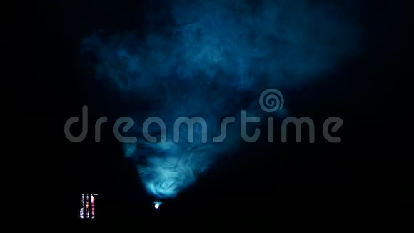放映机发出的暗影雾和神秘的蓝光视频的预览图