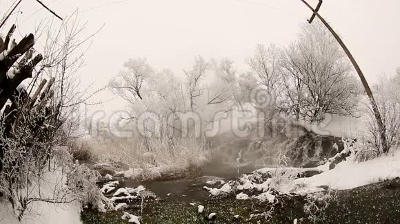 冰冻的溪流与瀑布和冰柱在冬天乌克兰视频的预览图