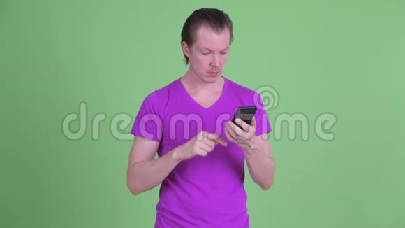 快乐的年轻帅哥用电话和大拇指视频的预览图