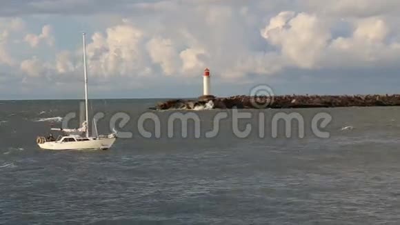 船只进入波罗的海波浪Ventspils港口拉脱维亚视频视频的预览图
